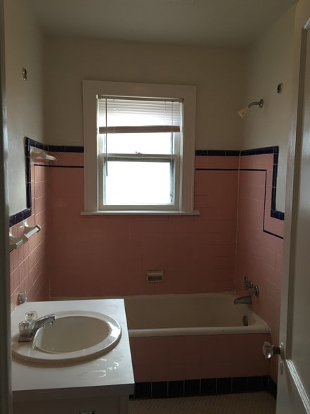 Bathroom - 700 NW 25th St