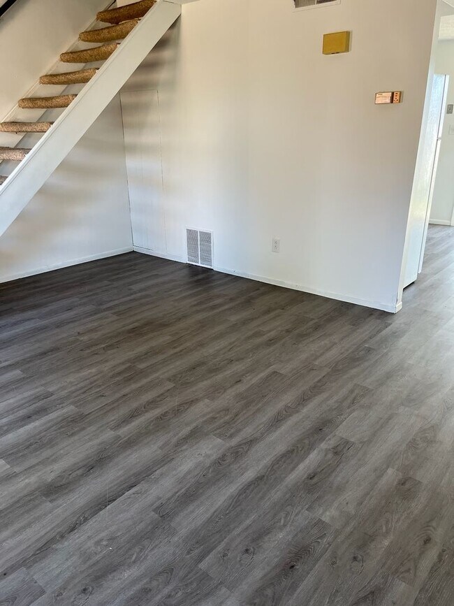 Building Photo - Monroe Manor