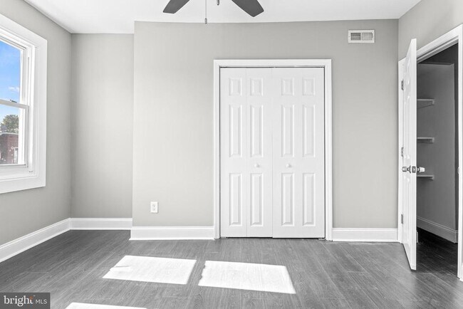 Building Photo - 5427 Ridgewood St