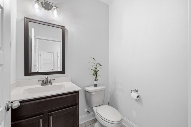 Building Photo - 3 Bedroom 2 1/2 Bath Home For Rent Near Post!