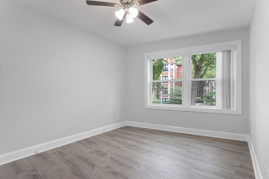 Building Photo - 7639 N Eastlake Ter