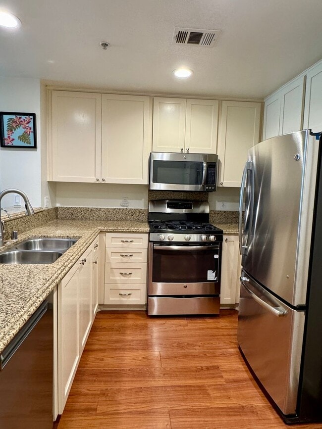 Building Photo - Enjoy the Best of Pasadena from This Beautifully Maintained Condo