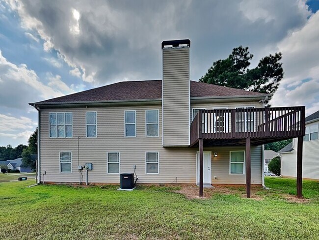 Building Photo - Beautiful 6 Bedroom Home located in Hampton!