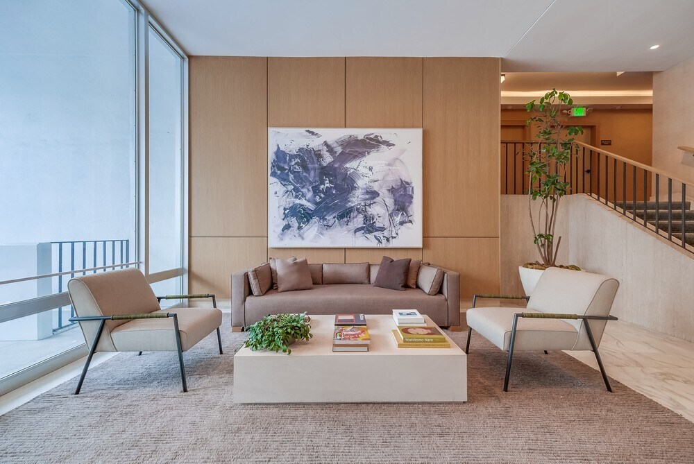 Building Photo - 999 N Doheny Dr