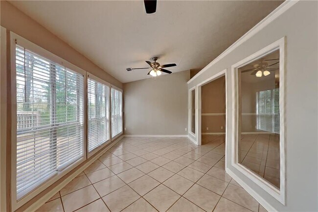 Building Photo - 615 Paris Dr