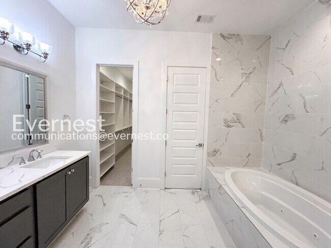 Building Photo - 5-Bed/4-Bath/Voucher Accepted/Available Now!