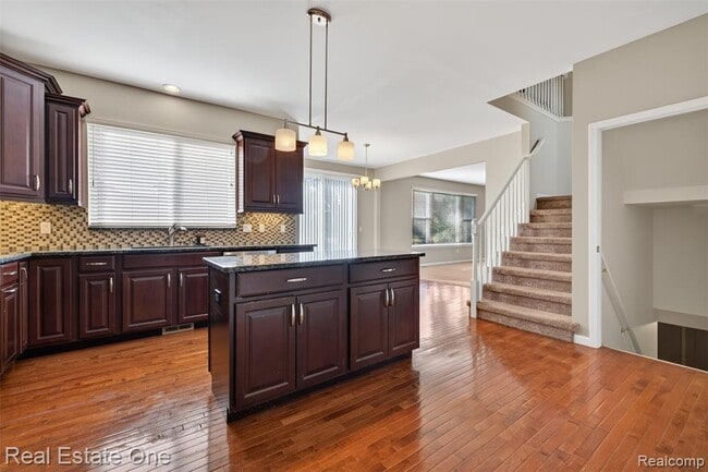 Building Photo - 699 Bay Pointe Dr