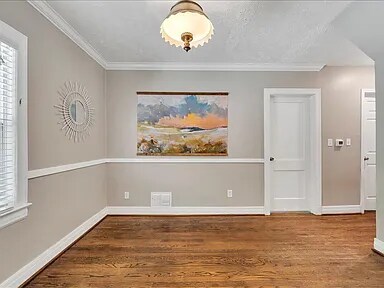 Building Photo - 823 Windsor Ave SW