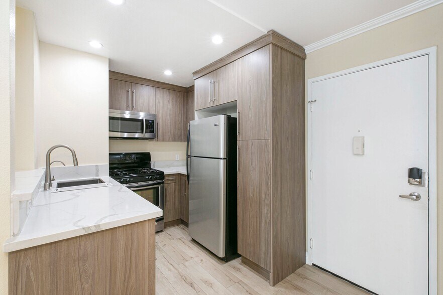 Building Photo - 5525 Canoga Ave