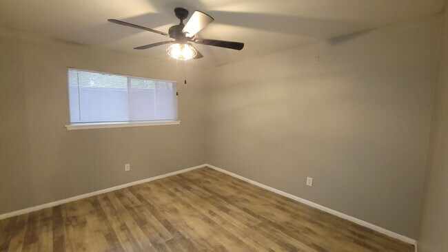Building Photo - MOVE IN SPECIAL $500 OF THE FIRST MONTH RENT-Spacious 2 bedroom in Balcones Heights