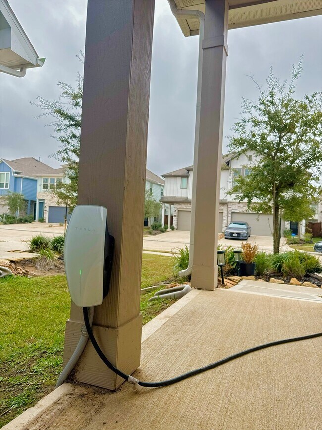 Building Photo - 4015 Champlain Wy