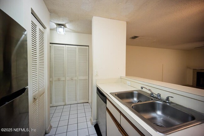 Building Photo - 1307 River Hills Cir E
