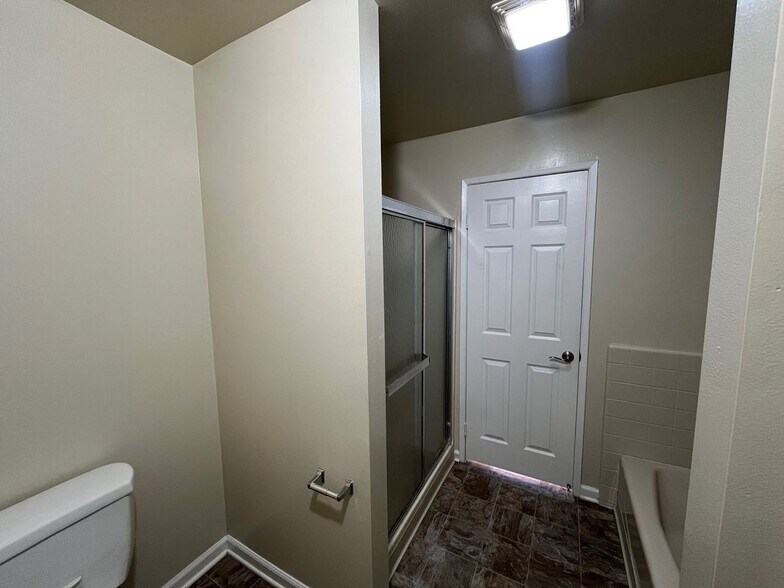 Building Photo - 430 S Niagara St