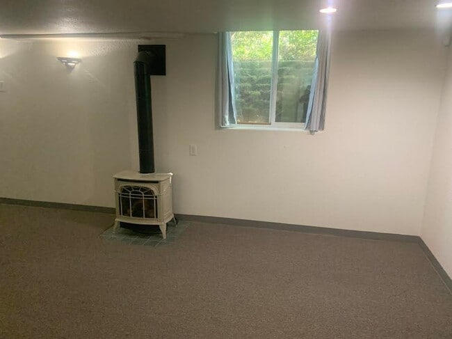 Building Photo - Colonial Style Home on Park-Like Grounds