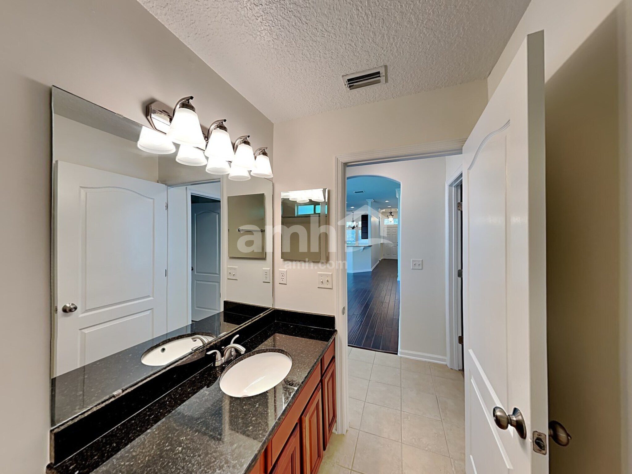 Building Photo - 304 W Silverthorn Ln