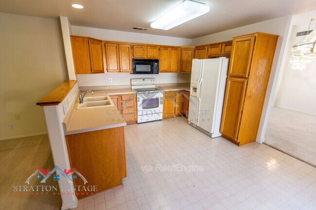 Building Photo - 10864 E Lindner Ave