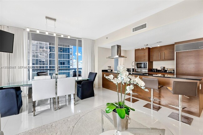 Building Photo - 485 Brickell Ave