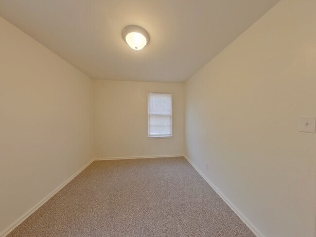 Building Photo - 3 Bedroom House