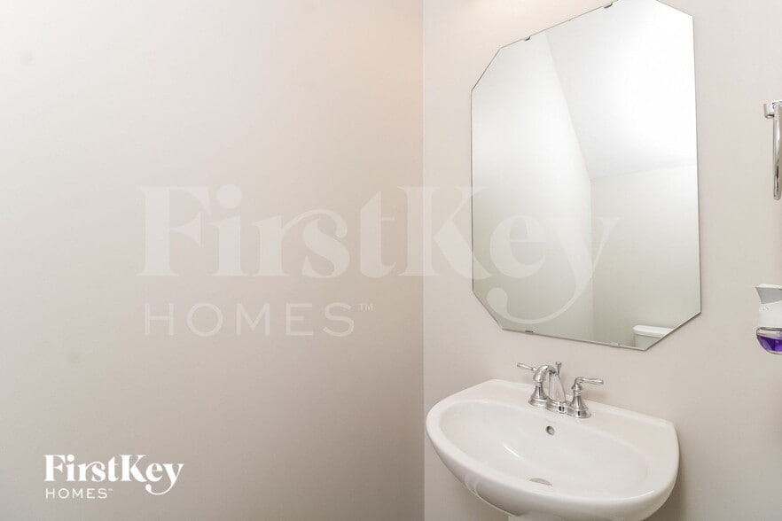 Building Photo - 4715 Romara Dr