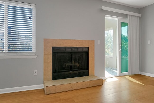 Building Photo - Renovated Condo located in heart of Mt Pleasant, near Ravenel Bridge and Waterfront Park