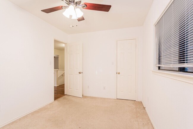 Building Photo - Spacious 4BD/2.5BA Two-Story Home with Lar...