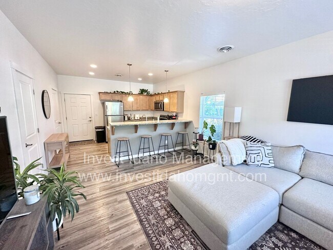 Building Photo - Stylish Townhome with Room to Relax & Ente...