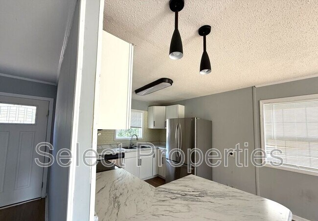 Building Photo - 2213 Spence Cir