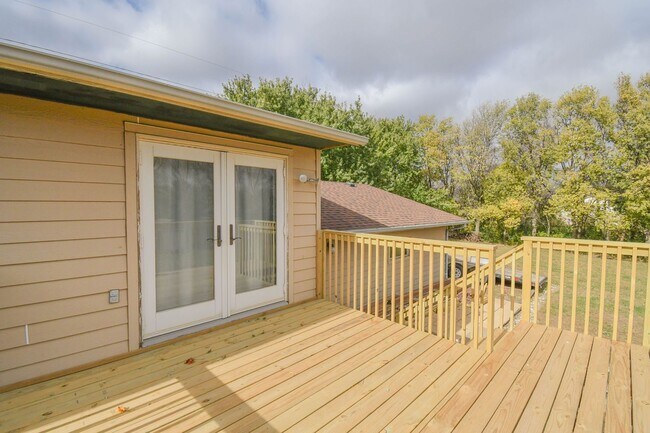 Building Photo - Spacious 4-Bedroom Acreage with Stunning Views Near Hartford — 1.5 Acres of Country Living!