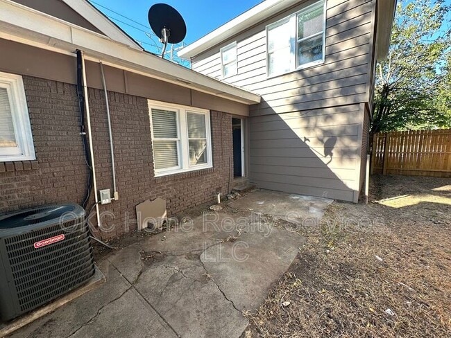 Building Photo - 1715 N Villa Ave