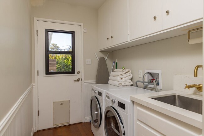 Building Photo - 401 Crestview Dr