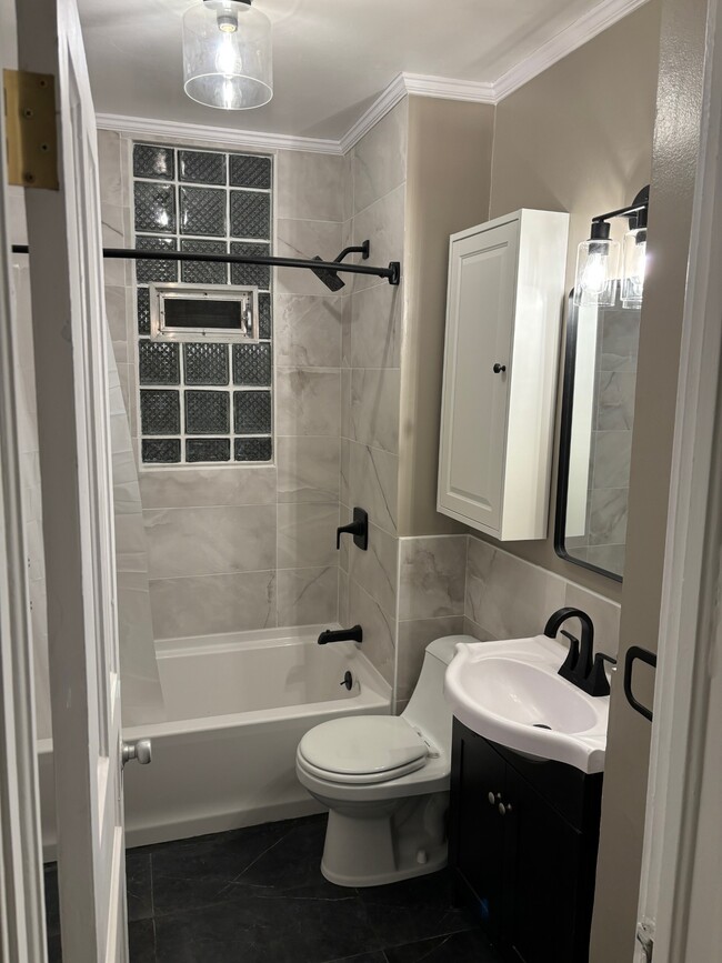 Remodeled Bathroom - 5318 N Paulina St