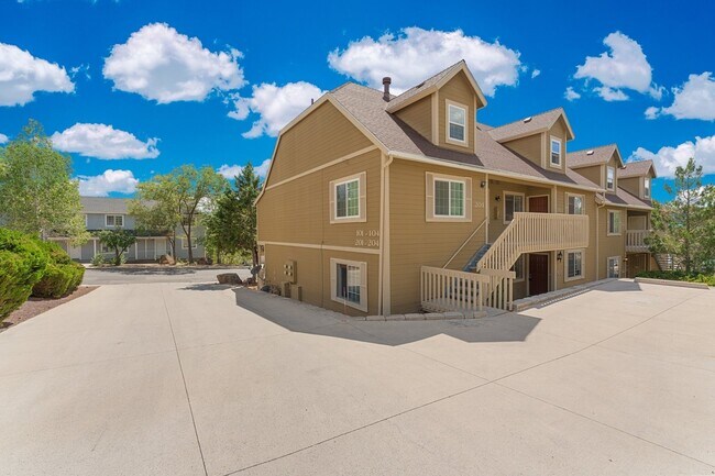 Building Photo - 2 bedroom downtown condo next to the Hospi...