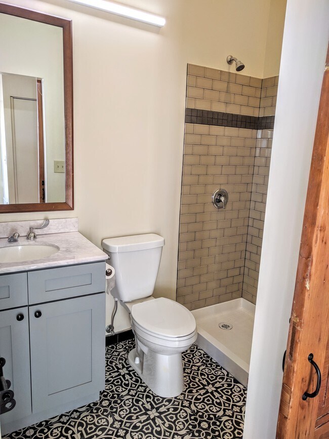 Building Photo - 934 W 19th St