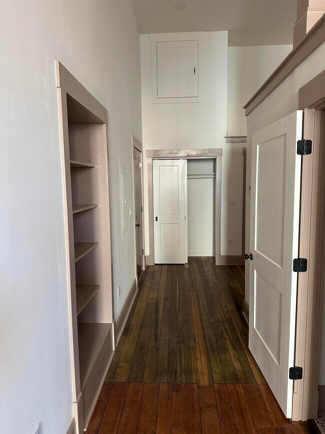 Building Photo - 307 W Main St