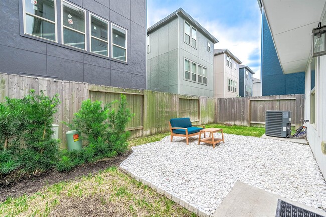 Building Photo - 2022 Groveland Glen Dr