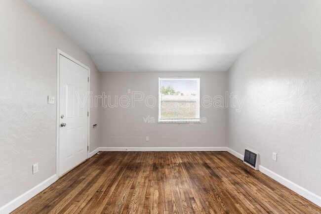 Building Photo - 390 S Powell Ave