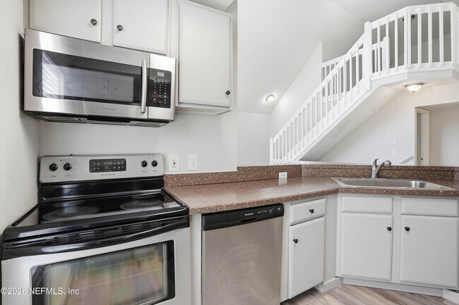 Building Photo - 13700 Richmond Park Dr N