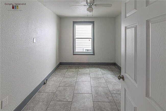 Building Photo - 2103 Rosewood Ave