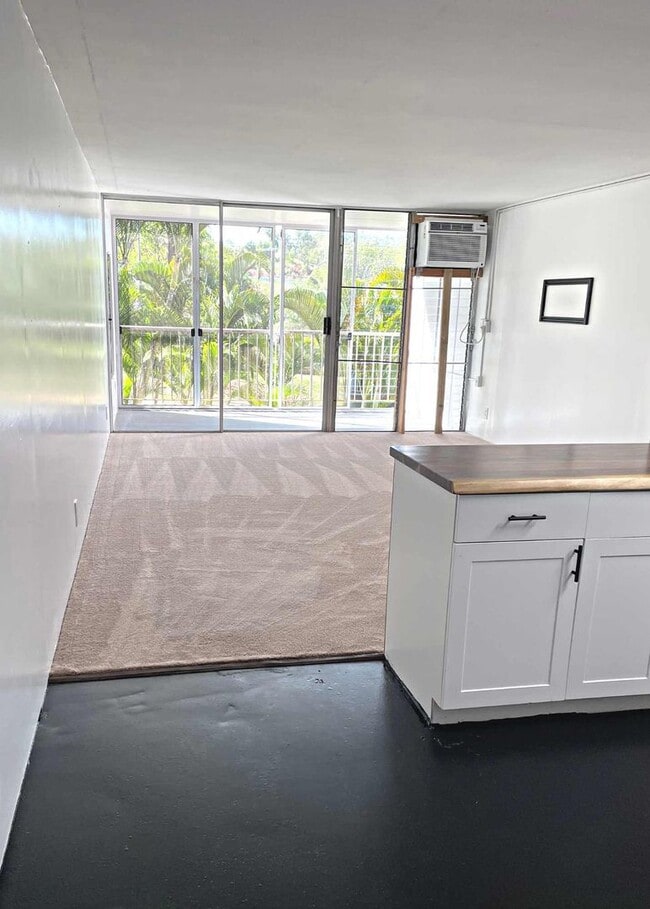 Building Photo - 1/1 unit with AC at Cathedral Point in Mil...