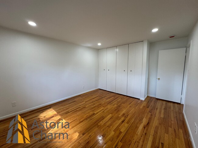 Building Photo - Spacious 5 Bedroom 3 Bath + Den Single Family Detached Home