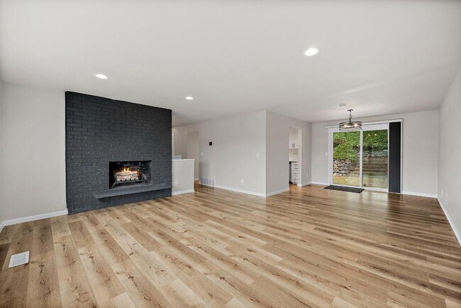 Building Photo - Renovated Tacoma Home with A/C, Huge Den, Bonus Office & Fully Fenced Yard!