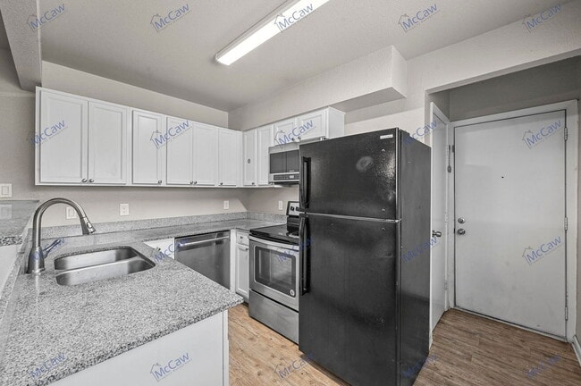 Building Photo - 760 Ponderosa Dr