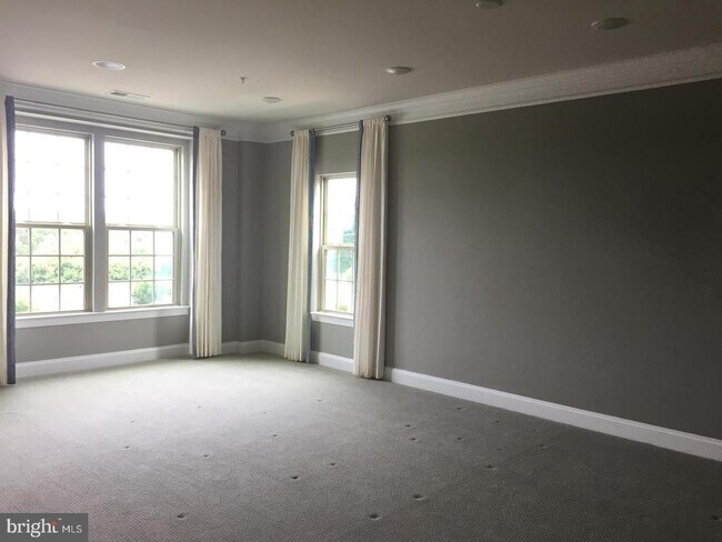 Building Photo - 6489 Jack Linton Dr N