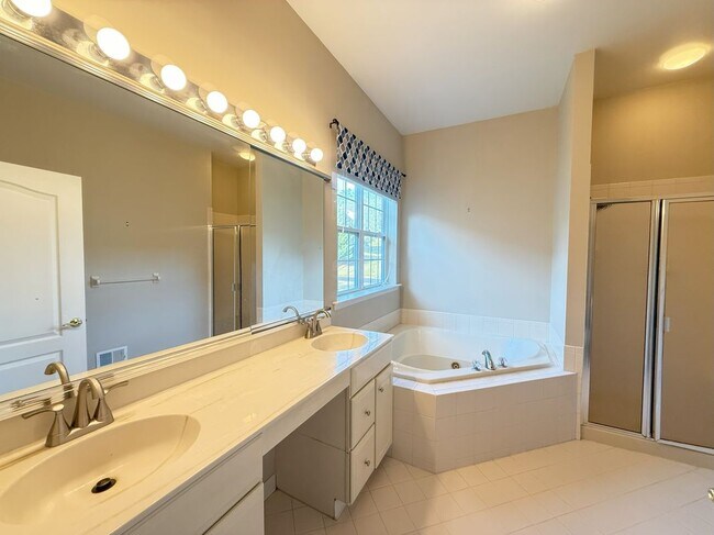 Building Photo - 3145 Pine Valley Way
