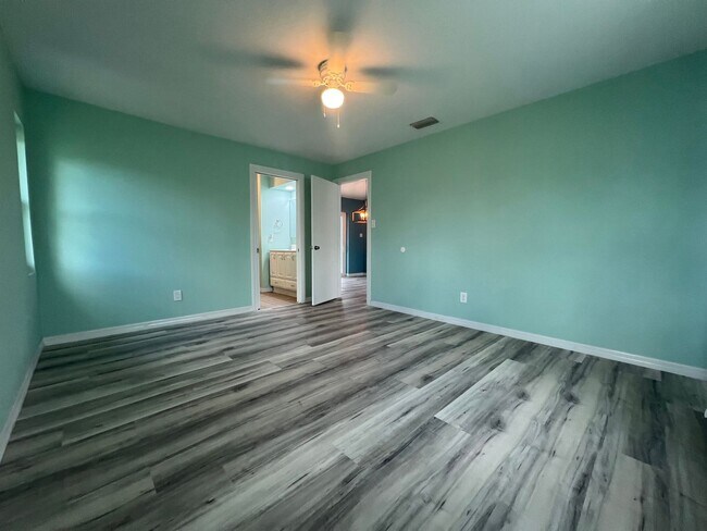 Building Photo - Annual ** Newly Renovated ** 3 Bedroom / 2...
