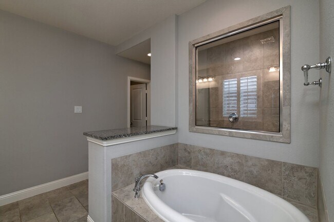 Building Photo - Spectacular and spacious home in Parkside!!