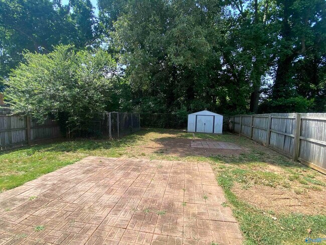 Building Photo - 208 Whitestone Dr NE