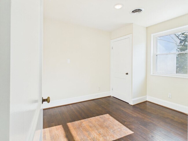 Building Photo - 1815 Powell Rd