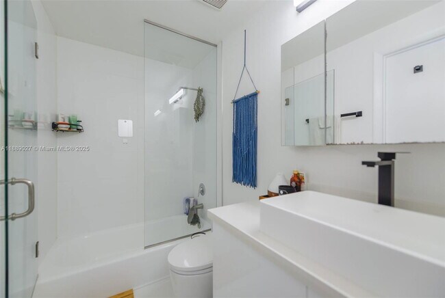 Building Photo - 725 NE 22nd St