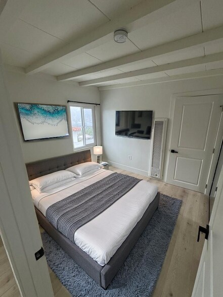 Building Photo - 320 7th St